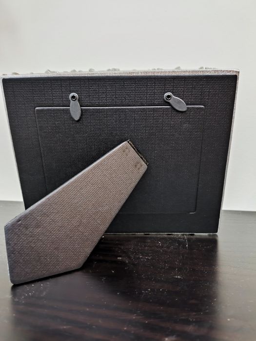 Moldura com flores em relevo