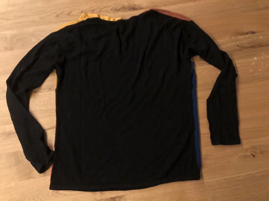 Camisola de varias cores a frente, atrás lisa , gola caida