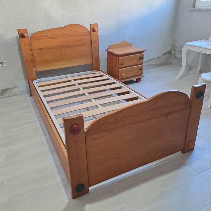 Cama e mesa de cabeceira infantil