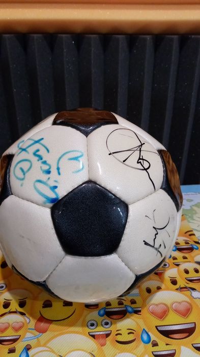 Sprzedam piłkę z autografami piłkarzy.