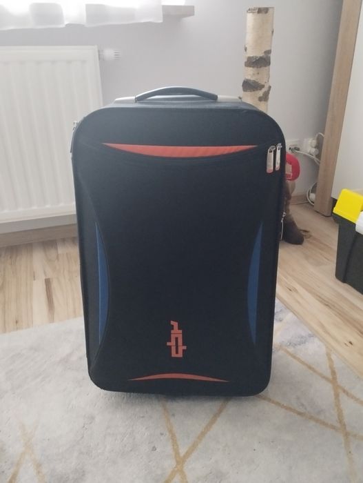 Średnia czarna walizka