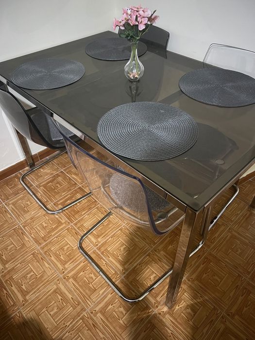Vendo mesa de vidro com 4 cadeiras