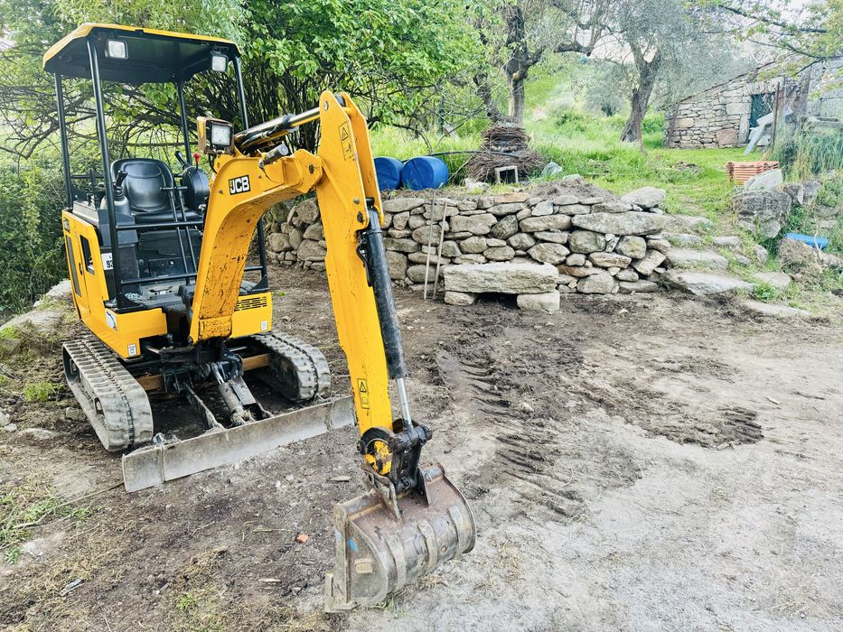 Trabalhos mini giratória e camião com grua