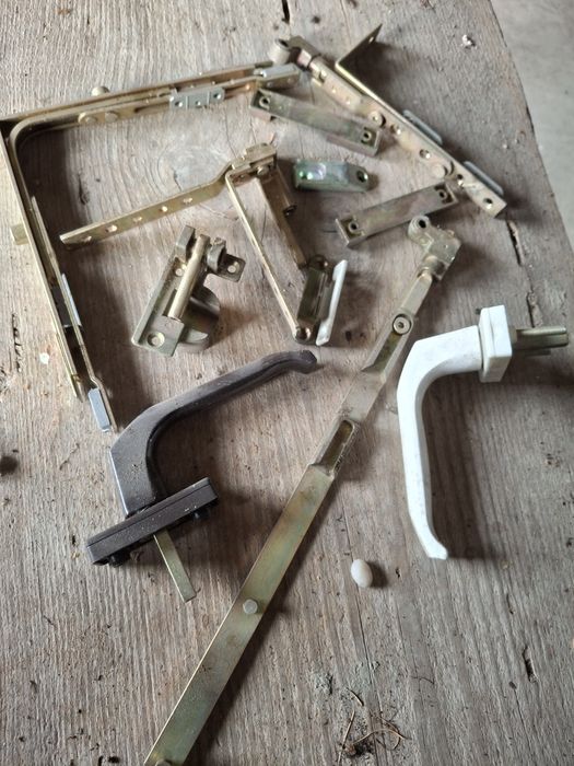 Okucia okienne do  drewnianych okien.