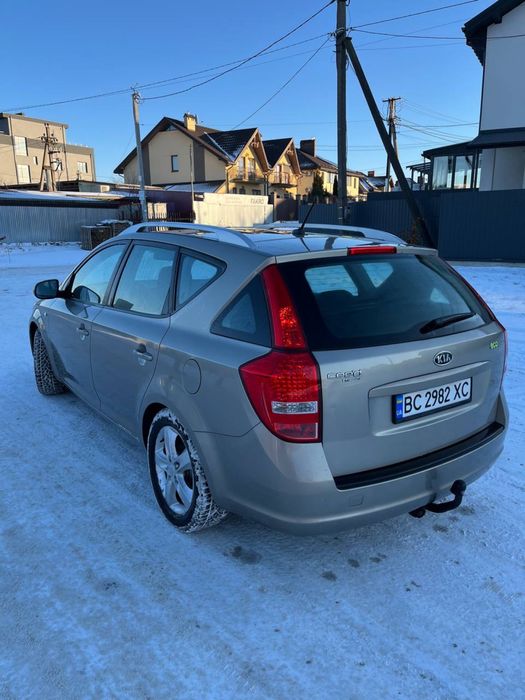 Легковий автомобіль Кіа Сід в кузові універсал