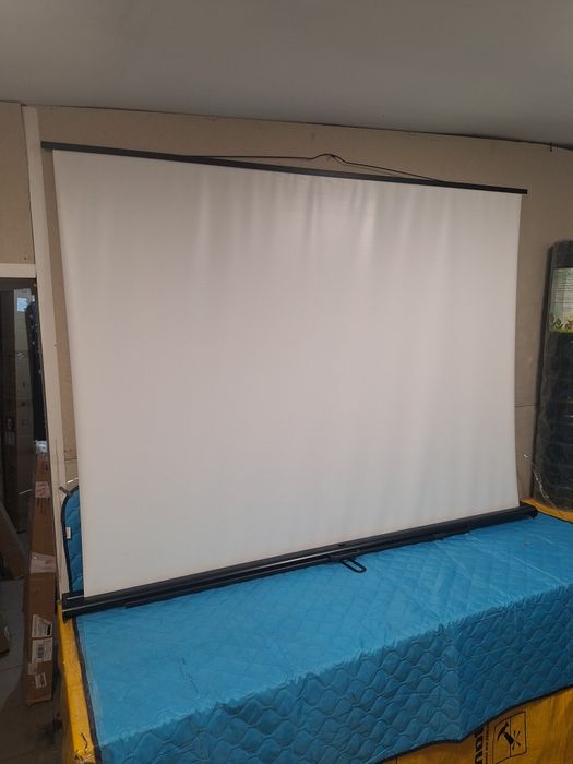 Ekran projekcyjny 180cm