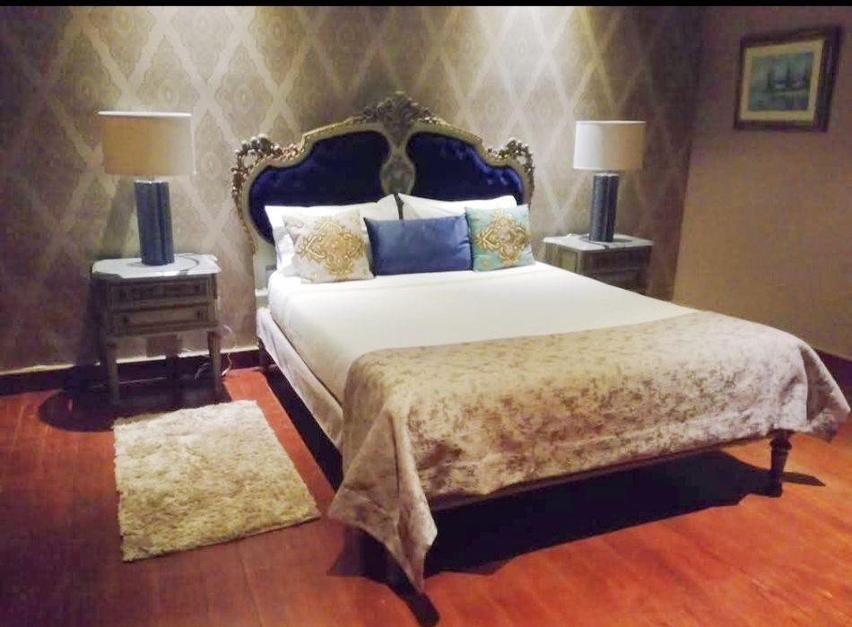 Conjunto de Mobília de Quarto Clássica – Cama+Cómoda+Mesas de Cabeceir