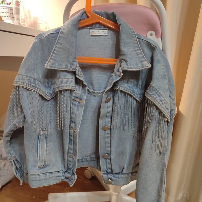 Продам джинсову курточку на дівчинку віком 6 -7 років. Стан відмінний.