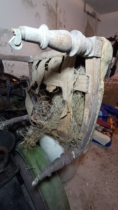 Старі крісла під реставрацію