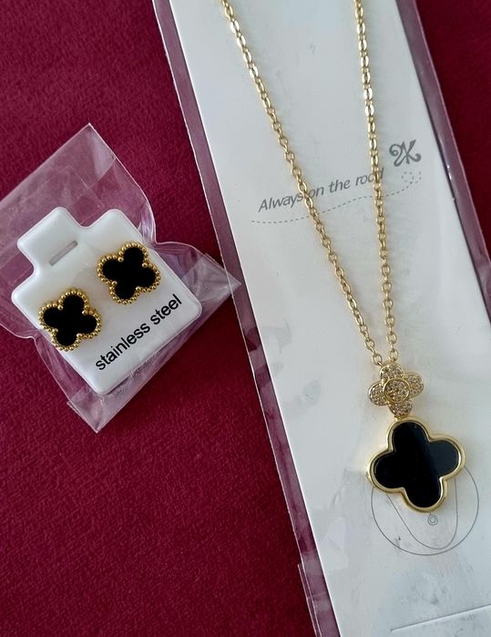 Conjunto dourado (colar e brincos), em aço, do trevo de 4 folhas em preto.