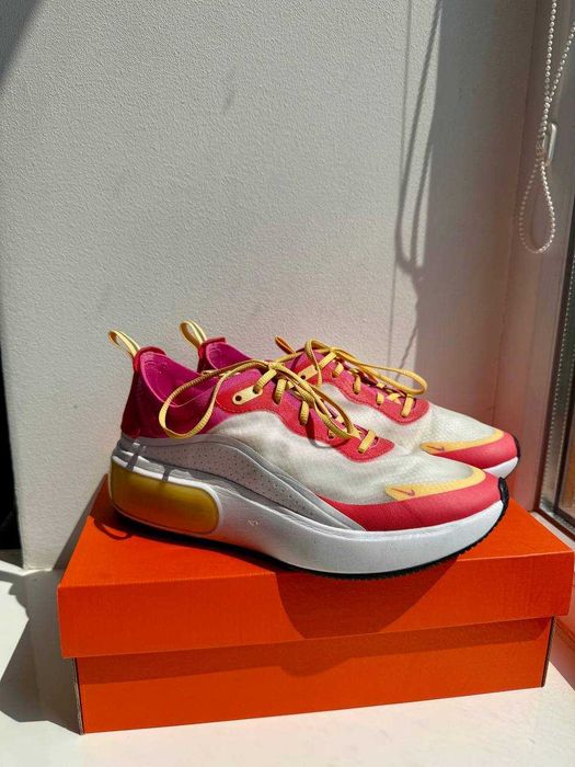 Рожеві спортивні кросівки Nike