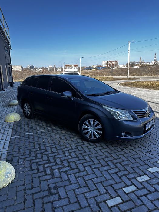 Toyota Avensis 1.8 бензин