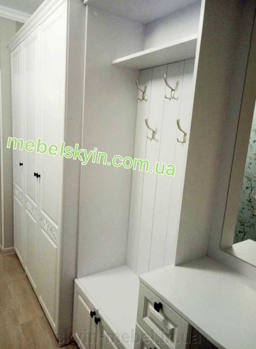 Білий передпокій Беатріс в сучасному класичному стилі