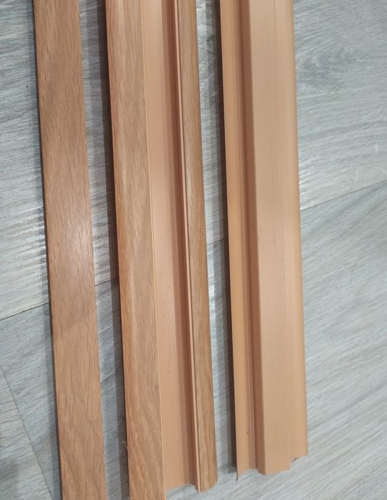 Плінтус пластиковий, кольору в'яз (світло-коричневий)