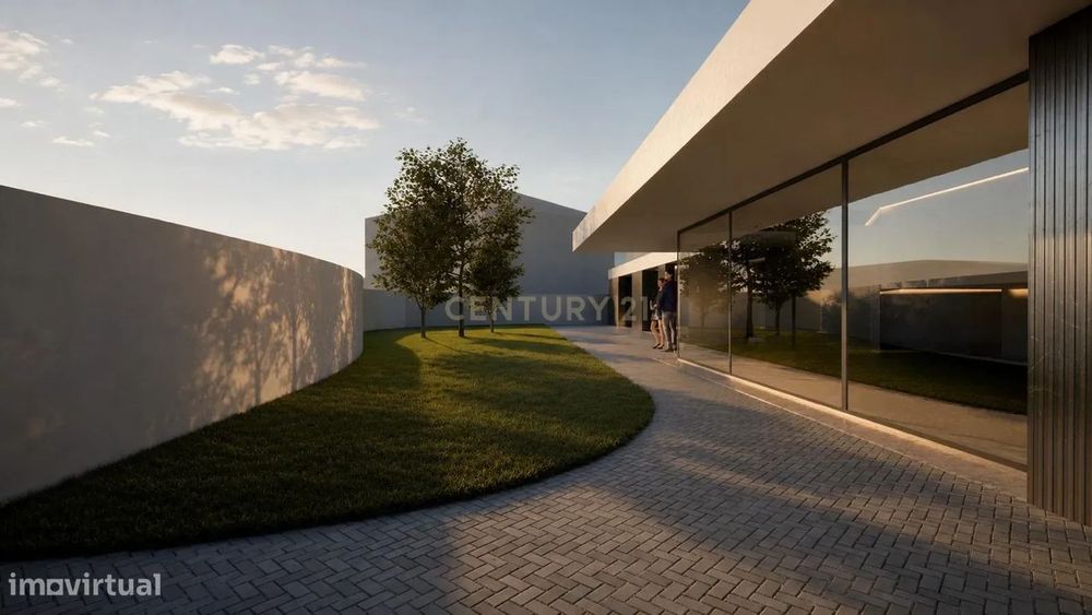 Moradia com projeto aprovado com piscina e garagem