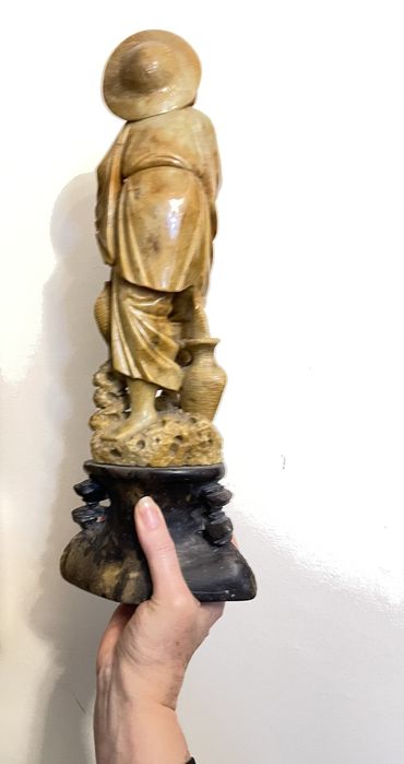 Escultura 40cm altura, pedra sabao e seu pedestal trabalhado Peça Rara