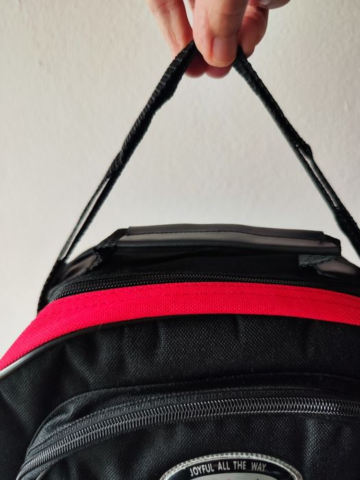 Mochila Escolar/ Infantário, preta e vermelha  com muitos bolsos exteriores e emblema USA
