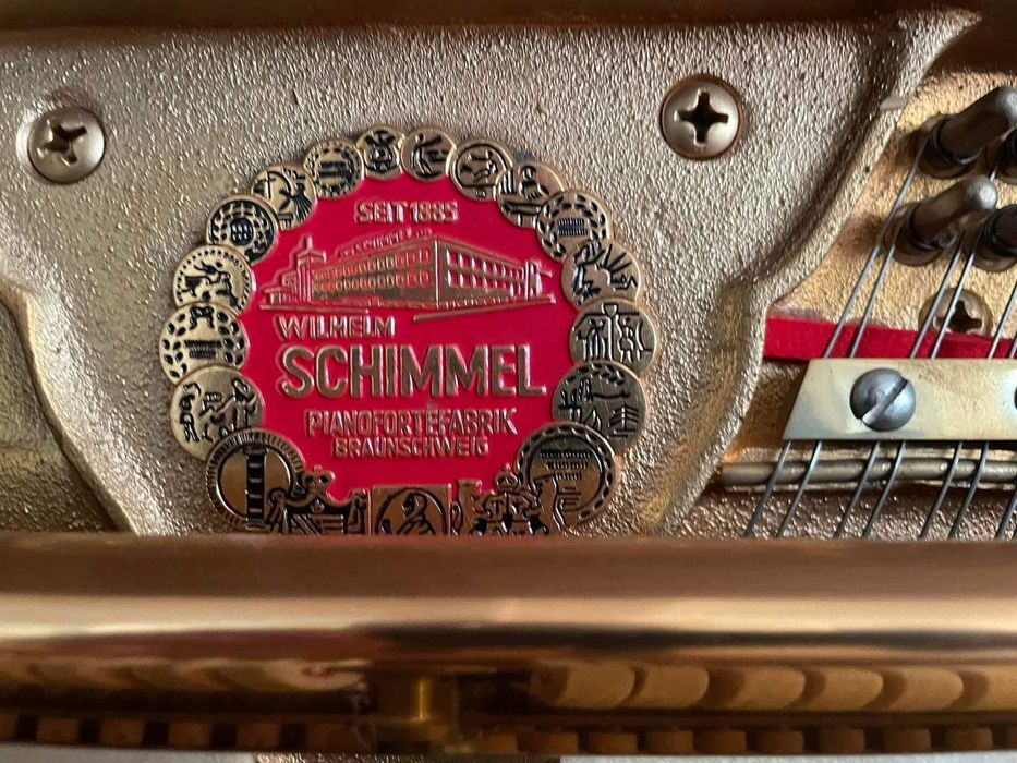 Pianino Schimmel z lampkami