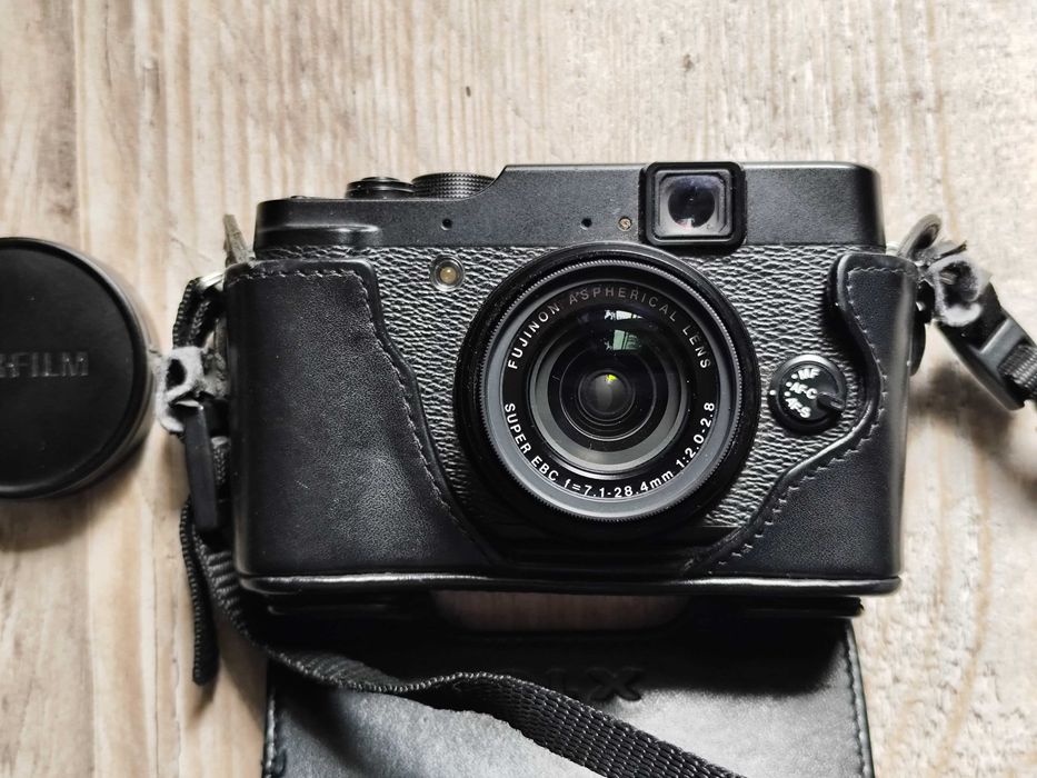 Fujifilm X10 – aparat cyfrowy – świetny stan + skórzane etui, pasek i filtr UV Pro!