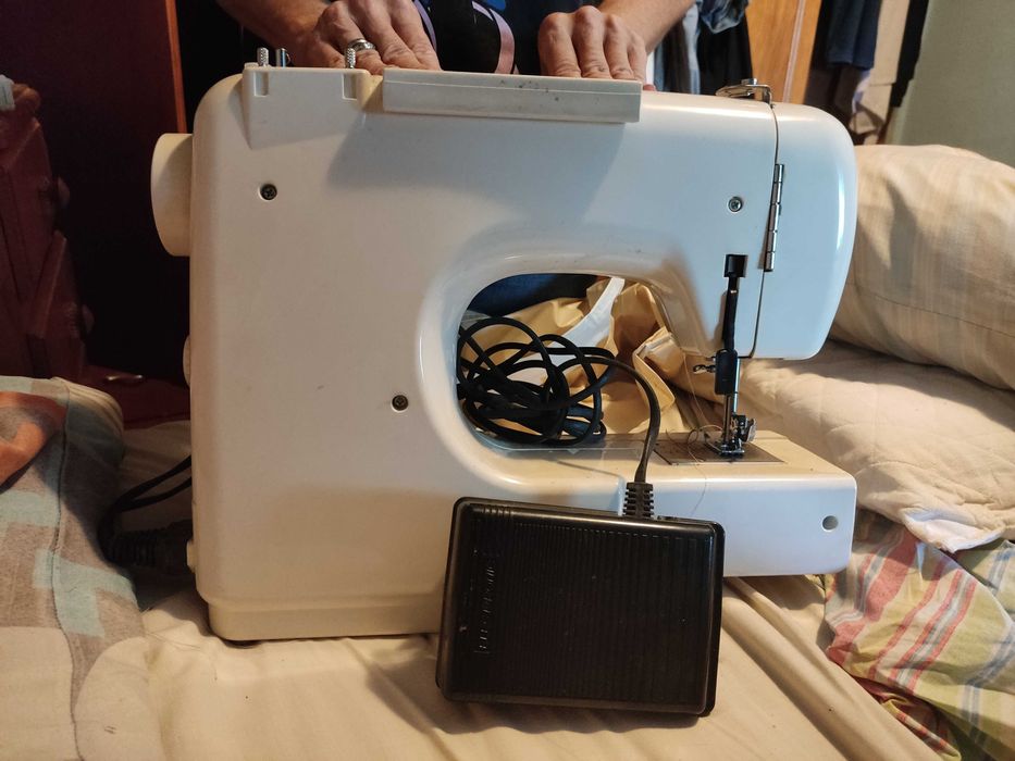 Máquina de costura elétrica.
