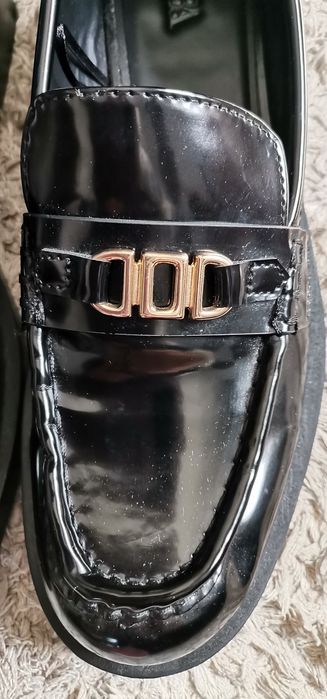 Sapatos de verniz pretos da Zara