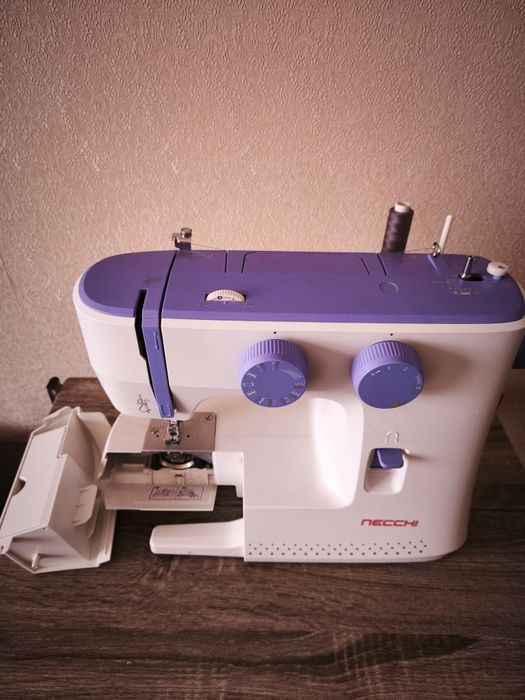 Швейная машинка Necchi M213A ,почти новая