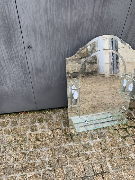 Espelho para W C impecavel  com luz e parteleira