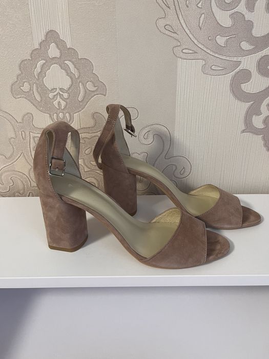 Нові замшеві босоніжки