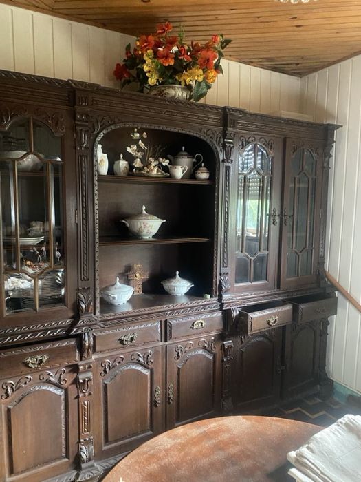 Movel de sala com mesa e cadeiras