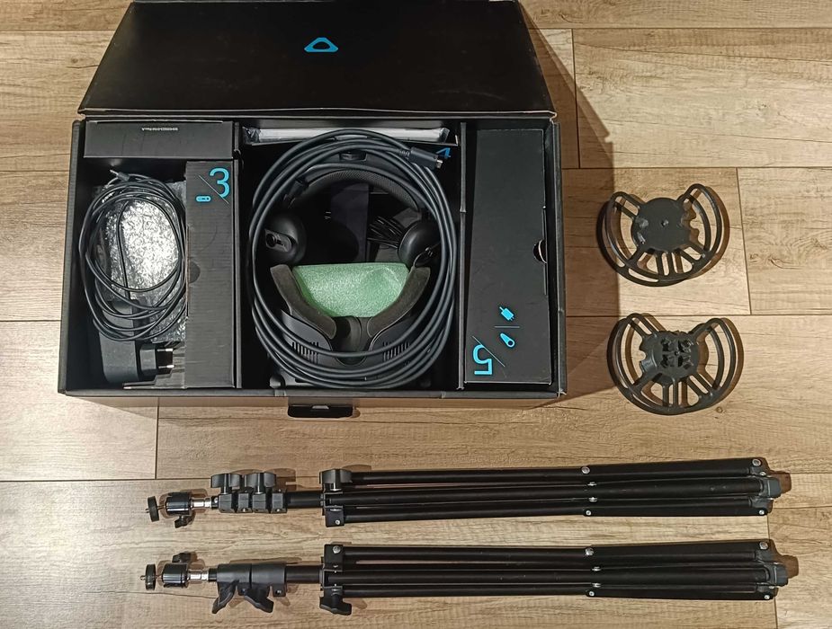 HTC VIVE Cosmos Elite Gogle VR cały zestaw + statywy + ochraniacze