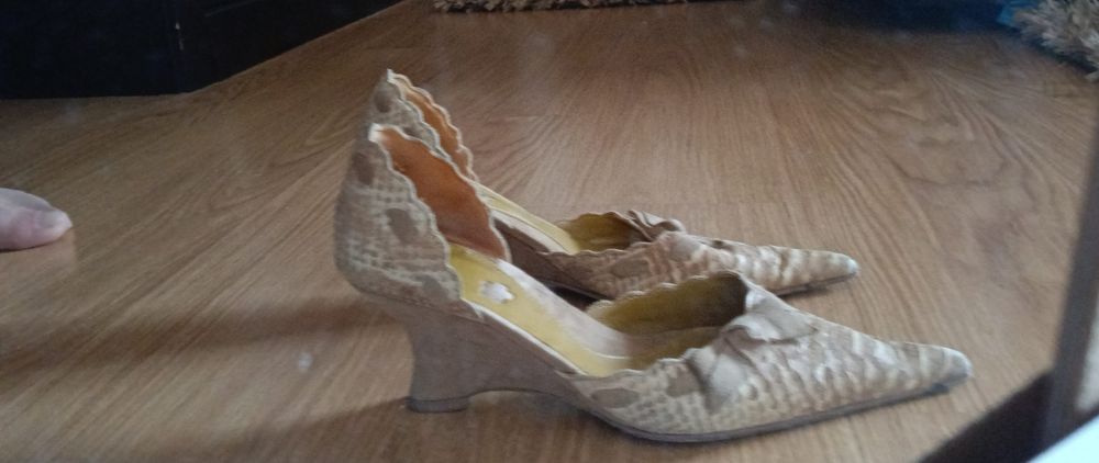 Sapatos elegantes em pele