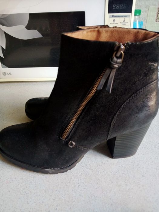 Продам женские ботинки