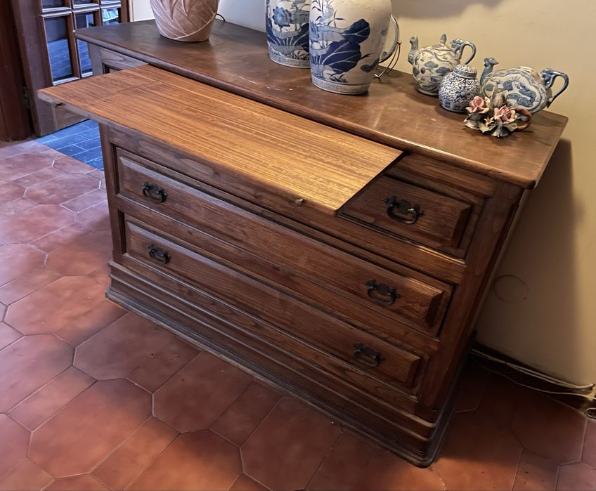 Cómoda antiga em Castanho