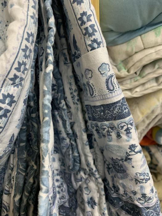 Edredons azul e branco