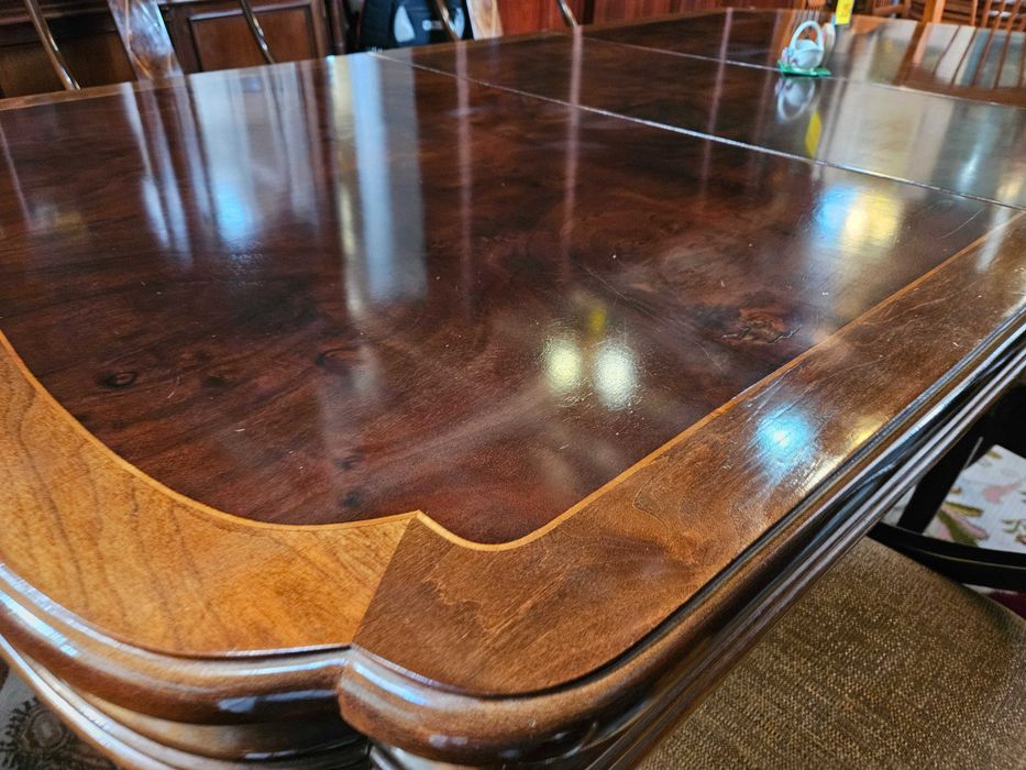 Mesa de sala - extensível - Algumas manchas no tampo - Só a mesa as cadeiras são à parte