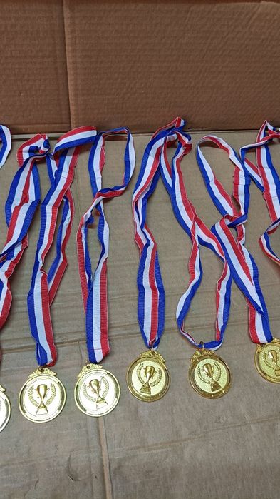 Złote medale dla dzieci odznaczenia  12 sztuk