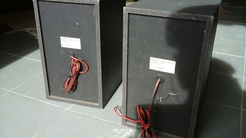 Colunas de som da Sony e Cambridge Soundworks