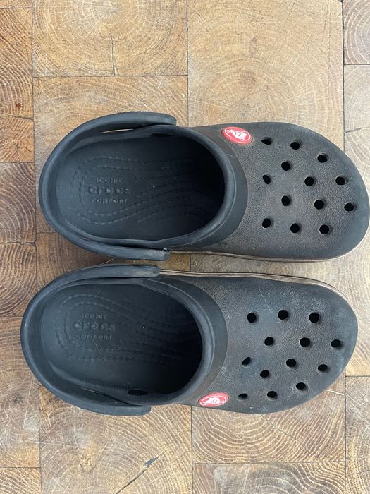 Czarne klapki Crocs 27