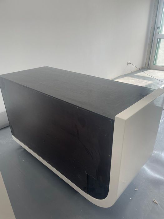 Comoda preta e branca