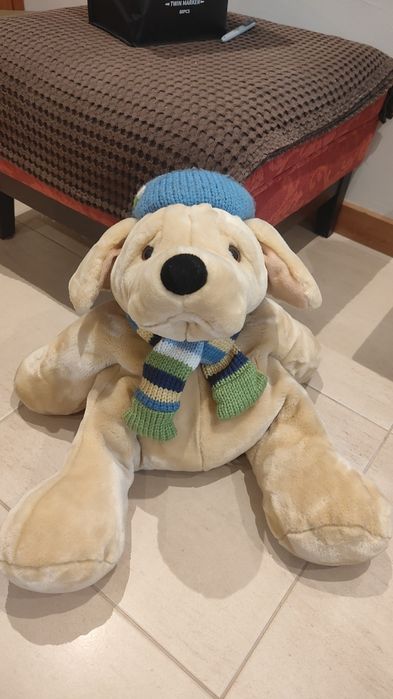 Peluche cão com cachecol e gorro