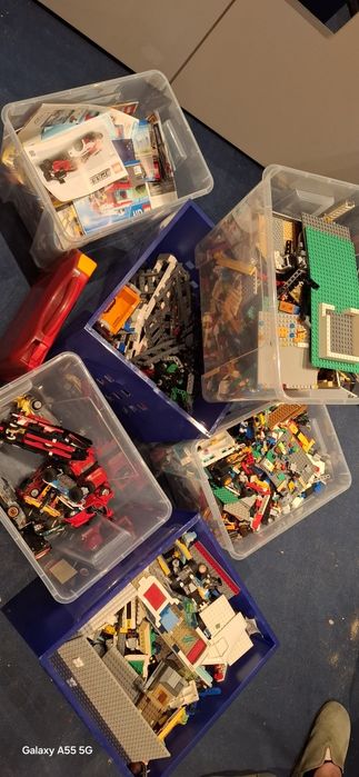 Caixas com diversos Legos