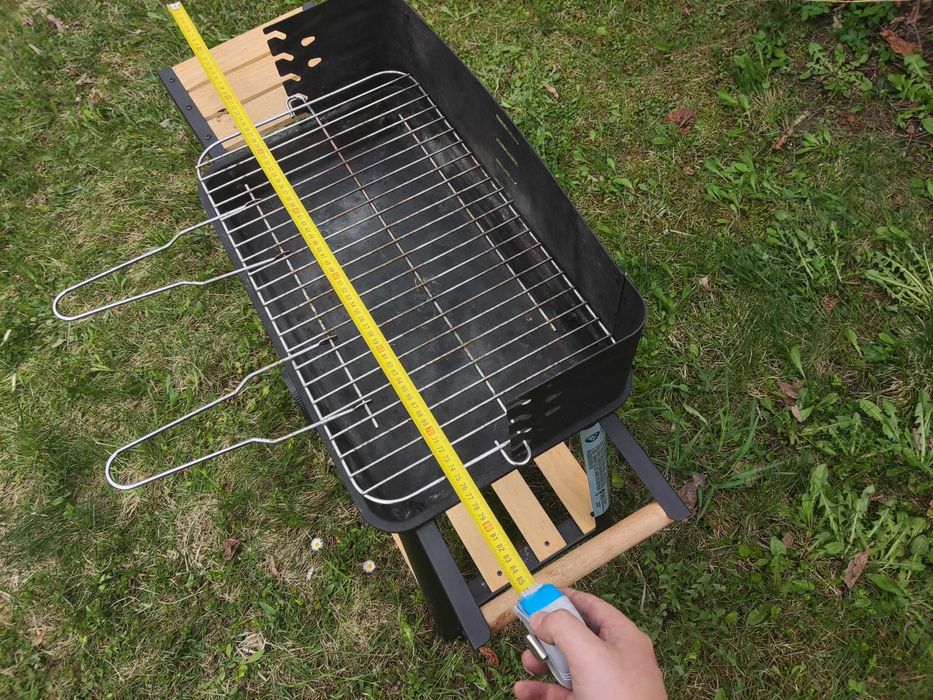 Grill węglowy na kółkach ze stolikiem