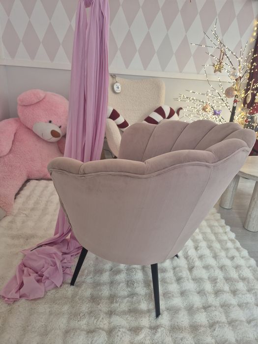 Fotel muszelka pudrowy róz