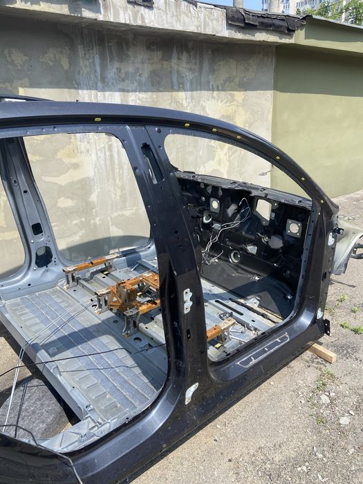 Розпил, ріжемо Tesla Model Y, є PN01, білий, червоний. перед четв-120