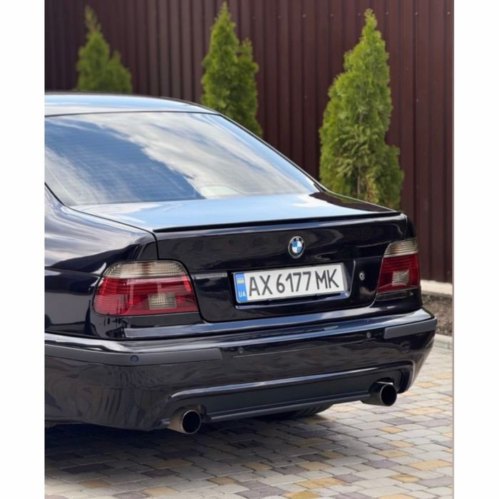 Tylny zderzak BMW E39 w stylu M5 (1995–2003) z wycięciami pod (PDC)