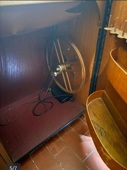 Máquina de costura Singer com móvel