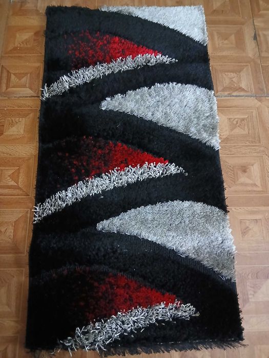 Tapetes de quarto, em tons de preto, cinzento e vermelho