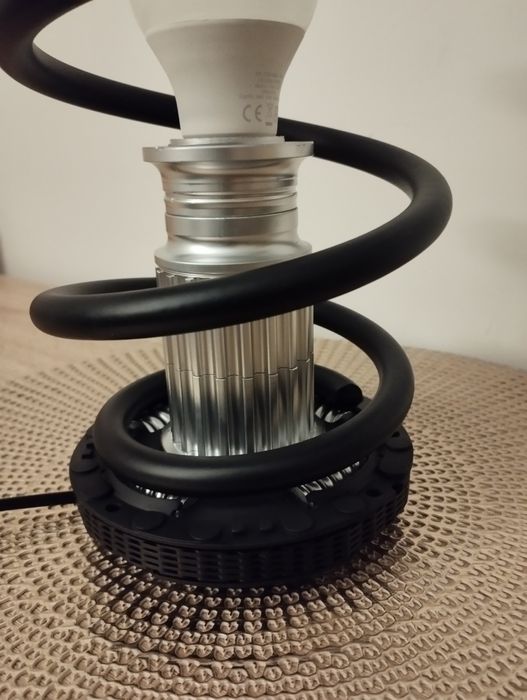 Lampa stołowa handmade ze sprężyny