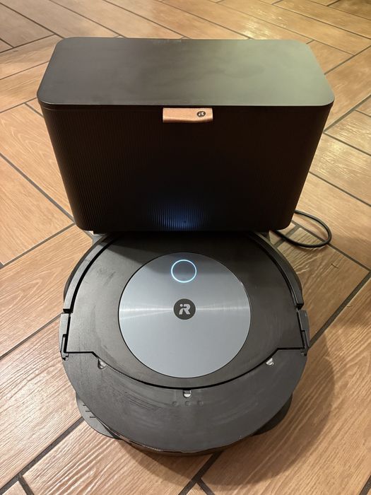 iRobot Roomba J7 z stacja