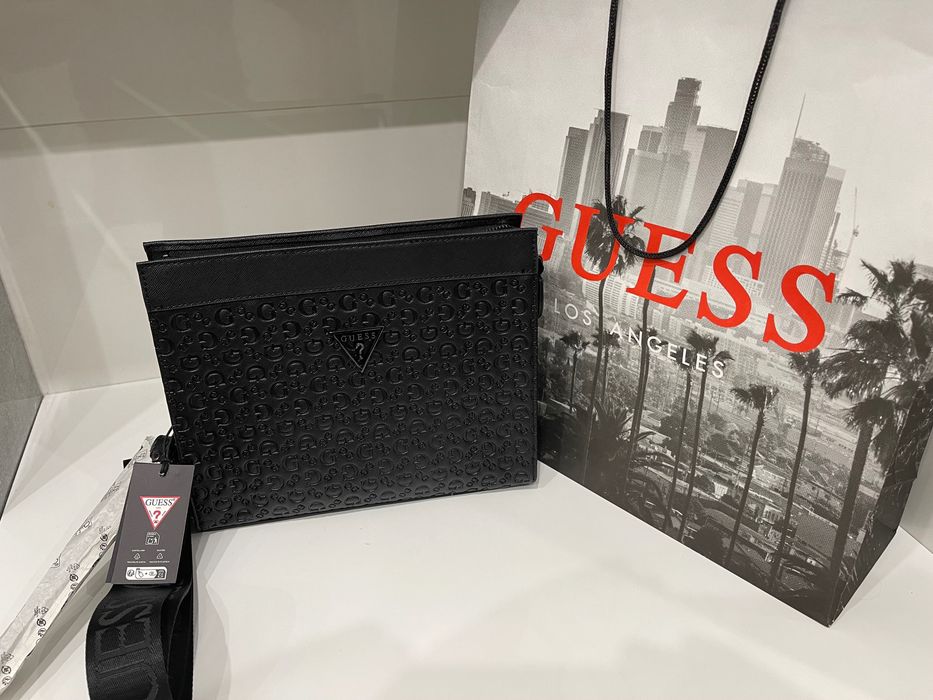 GUESS elegancka czarna kopertówka z tłoczonym wzorem monogramu i odpinanym paskiem